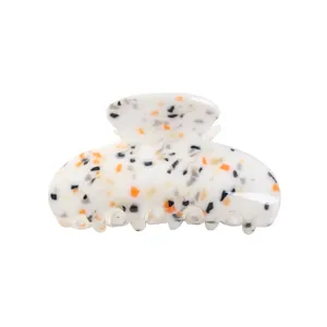 Molla per capelli in acrilico con fantasia terrazzo colorata, vista dettaglio per acconciature.