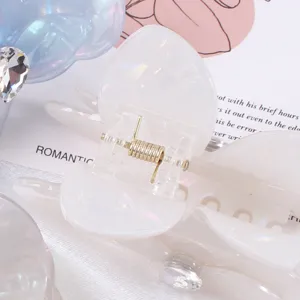 Elegante perlmuttartige Acryl Haarklammer, große Größe für stilvolle tägliche Frisuren.