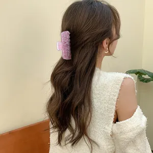 Elegante molletta per capelli in acetato per donna, accessorio rosa alla moda per look.