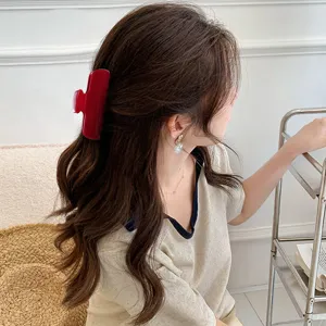 Molletta per capelli rossa in acetato da donna, accessorio elegante e semplice per acconciature.