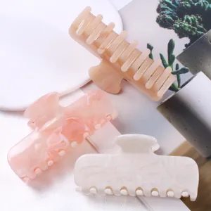 Eleganti mollette per capelli in acetato con design in marmo, perfette per lo styling quotidiano.