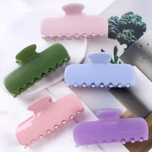 Vista dettagliata di mollette per capelli minimaliste e alla moda in vari colori vivaci donna.