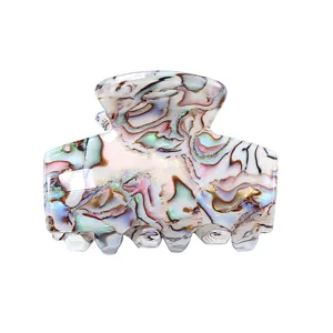 Mini molletta per capelli con texture madreperla, accessorio geometrico stile vintage chic.
