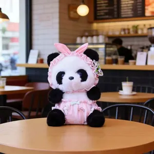 Simpatico panda di peluche rosa, primo piano dettagliato su un tavolo di legno in un bar accogliente.