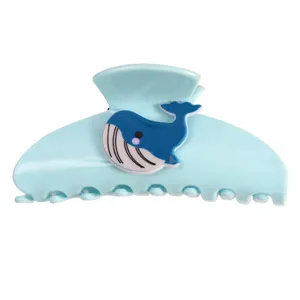 Grande molletta per capelli azzurra con graziosa decorazione di balena per acconciature.