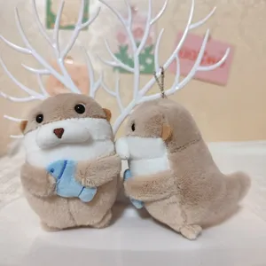Süßer Otter Plüschtier Schlüsselanhänger Detail, weiches Stofftier mit Fisch Taschenanhänger.