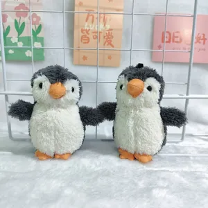 Niedlicher flauschiger Pinguin Pluesch Anhaenger, weicher Schluesselanhaenger fuer Taschen und Deko.