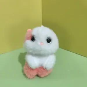Close-up van de schattige roze en witte pluche kattenhanger, zacht pluizig detailontwerp.