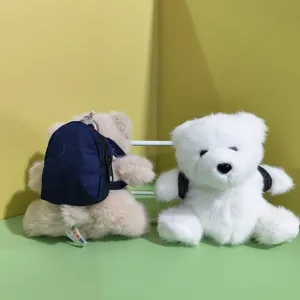 Niedlicher Plueschbaer Schluesselanhaenger mit Mini Rucksack Detailansicht weich.