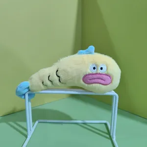 Detailaufnahme des gelben Plüschfisch-Spielzeugs mit rosa Lippen und blauen Flossen.