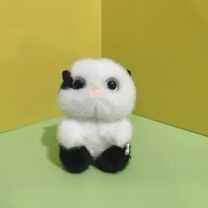 Gedetailleerd overzicht van zwart-witte pluche kattenpop, schattige zachte tasbedel.