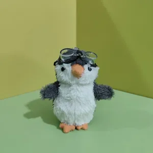 Süßes Erdnuss Pinguin Plüschtier Detailaufnahme mit Mini Brille, flauschiger Taschenanhänger.