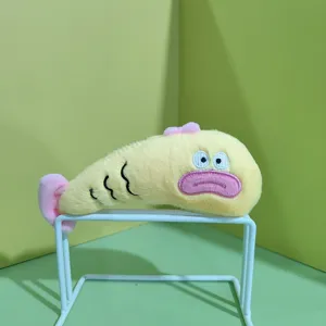 Niedlicher gelber Plüsch Fisch Anhänger mit rosa Lippen und weichem Stoff für süße Schultaschen.