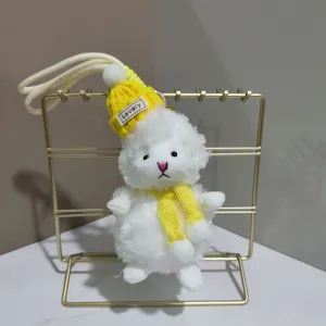 Adorable porte-clé en peluche mouton blanc avec bonnet et écharpe jaunes pour sac.