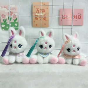 Detailaufnahme süßer Plüschhasen-Schlüsselanhänger im chinesischen Stil mit bunten Quasten.