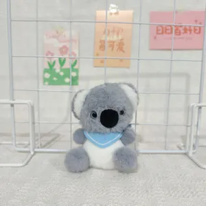 Süßer grauer Koala Plüschtier Anhänger mit blauem Halstuch, weiches Stofftier als Taschendeko.