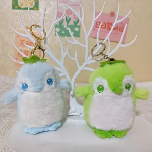 Set di portachiavi pinguino in peluche carino su supporto bianco, dettagli morbidi.