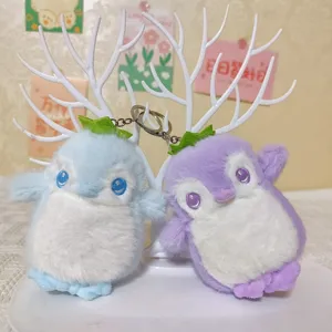 Dettaglio portachiavi peluche pinguino carino, regalo di coppia in animale di peluche.