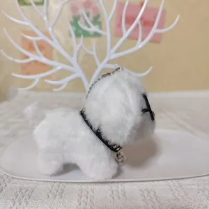 Leuke witte pluche puppy sleutelhanger met zwarte bril en halsband tas hanger speelgoed.