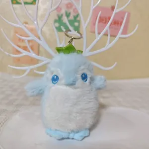 Dettaglio portachiavi peluche pinguino blu carino, morbido ciondolo animale per borse.