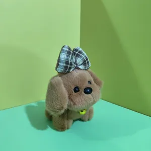 Simpatico ciondolo in peluche di cucciolo marrone con fiocco a quadri e campanello.