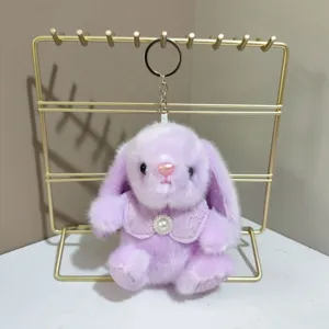 Schattige paarse pluche konijn sleutelhanger met parel cape op gouden standaard.