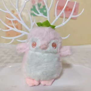 Grazioso ciondolo in peluche pinguino rosa, morbido portachiavi animale per regalo ideale.