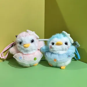 Delizioso portachiavi pinguino in peluche con gonna di pizzo, morbido ciondolo per borsa.