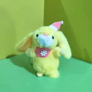 Detalle de primer plano del colgante de conejito de peluche amarillo con sombrero rosa.
