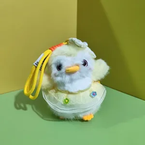 Simpatico ciondolo bambola pinguino in peluche con gonna di tulle giallo, portachiavi da borsa morbido.