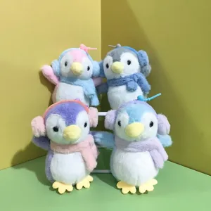 Primo piano dettagliato del simpatico pinguino di peluche con paraorecchie e sciarpa morbida