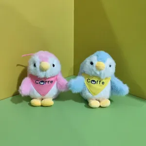 Dettaglio pinguino di peluche carino, ciondolo bambola sciarpa colorata, portachiavi morbido.
