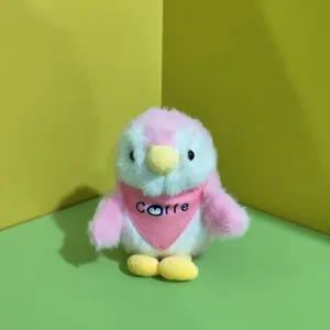 Primo piano dettagliato del simpatico peluche di pinguino rosa e bianco con sciarpa personalizzata.