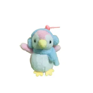 Carino pinguino di peluche pastello con paraorecchie e sciarpa, portachiavi di animale morbido.