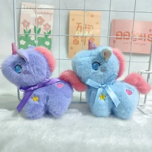 Simpatico peluche unicorno da appendere con corno glitterato, fiocco e dettagli ricamati.