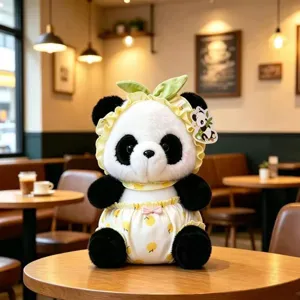Vista dettagliata di peluche panda carino, morbida bambola di stoffa con vestito floreale giallo.