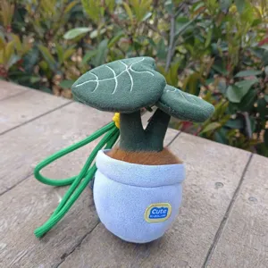 Adorable pendentif peluche plante en pot, gros plan détaillé avec texture douce et sangle.