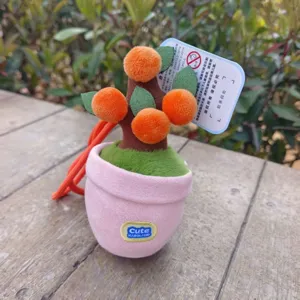Pendentif peluche plante en pot vue détaillée, accessoire jouet tricoté doux pour sacs.