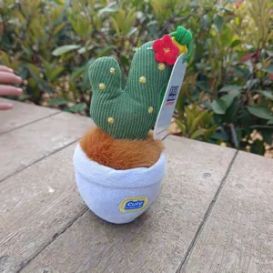 Gros plan d'un pendentif en peluche de cactus tricoté avec fleur rouge et pot, détail mignon.