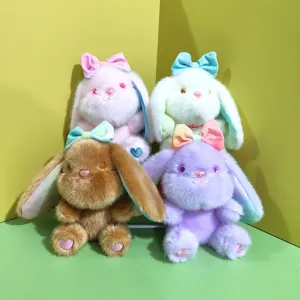 Plushase Spielzeug Detail mit weichem Fell, funkelnden Augen und bunter Schleife.