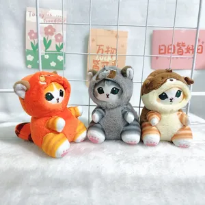 Detalle de colgante de peluche de gato con suave juguete de felpa con capucha.