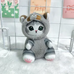 Lindo colgante de gato de peluche gris en detalle, material suave, accesorio ideal de bolso.
