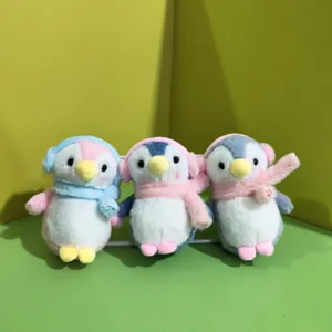 Simpatico pinguino di peluche con paraorecchie e sciarpa, portachiavi da borsa morbido per bambini.