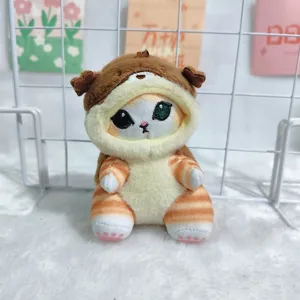 Detalle en primer plano del tierno colgante de gato de peluche con capucha marrón.