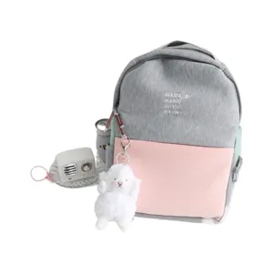 Schöner grau-rosa Stoffrucksack mit flauschigem Plüsch-Schaf-Anhänger für den Alltag.
