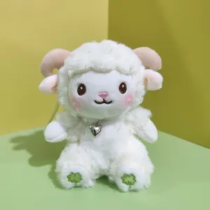 Flauschiges kleines Schaf Plüschtier Anhänger Schlüsselanhänger mit Herz und Klee.