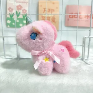 Grazioso ciondolo peluche unicorno rosa, morbido giocattolo di peluche con bel nastro.
