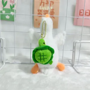 Plüsch weißer Ente Schlüsselanhänger mit Schildkröten Rucksack, Detailansicht der Plüschfigur.