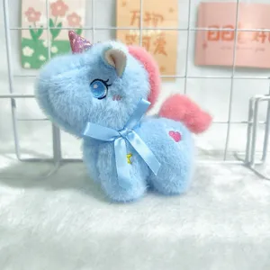 Simpatico giocattolo sospeso in peluche unicorno blu con criniera rosa, fiocco, borsa morbida.