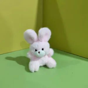 Süßes rosa Plüschtier Hase Anhänger Detailbild, weicher flauschiger Schlüsselanhänger.